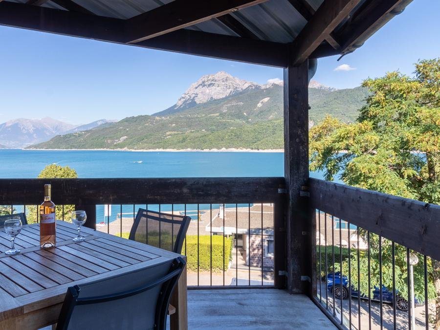 Camping Pas Cher vous présente avec son site Officiel campingpascher.fr, le Camping L'Ecrin Du Lac classé 3 étoiles, situé sur la commune de Chorges dans le département Hautes-alpes (Provence Alpes Côte D'azur) en France. Le camping L'Ecrin Du Lac, vous présente un hébergement de type studio de 25 m² pour 2 personnes avec climatisation et télévision. Le camping L'Ecrin Du Lac vous propose du sam. 05 septembre au sam. 12 septembre 2026, en promotion à -15% pour 7 nuits à 476 € au lieu de 560,0 € soit une Économie de 84 €. Cette location propose 43 dates différentes pour réserver votre séjour. Découvrez également les 9 autres gammes d'hébergements du camping. Les Avis clients pour le Camping L'Ecrin Du Lac sont excellents avec une note moyenne de 8 sur 10. Lac, Piscine extérieure, Animations familiales, Club enfants, Ping-pong, Pétanque, Terrain multisports, Bar, Boulangerie, Dépôt de pain, Restaurant, Snack/Bar, Supermarché,... En savoir plus : cliquez-ICI.