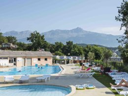 Camping Pas Cher vous présente avec son site Officiel campingpascher.fr, le Camping L'Ecrin Du Lac classé 3 étoiles, situé sur la commune de Chorges dans le département Hautes-alpes (Provence Alpes Côte D'azur) en France. Le camping L'Ecrin Du Lac, vous présente un hébergement de type studio de 25 m² pour 2 personnes avec climatisation et télévision. Le camping L'Ecrin Du Lac vous propose du sam. 05 septembre au sam. 12 septembre 2026, en promotion à -15% pour 7 nuits à 476 € au lieu de 560,0 € soit une Économie de 84 €. Cette location propose 43 dates différentes pour réserver votre séjour. Découvrez également les 9 autres gammes d'hébergements du camping. Les Avis clients pour le Camping L'Ecrin Du Lac sont excellents avec une note moyenne de 8 sur 10. Lac, Piscine extérieure, Animations familiales, Club enfants, Ping-pong, Pétanque, Terrain multisports, Bar, Boulangerie, Dépôt de pain, Restaurant, Snack/Bar, Supermarché,... En savoir plus : cliquez-ICI.