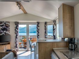 Camping Pas Cher vous présente avec son site Officiel campingpascher.fr, le Camping L'Ecrin Du Lac classé 3 étoiles, situé sur la commune de Chorges dans le département Hautes-alpes (Provence Alpes Côte D'azur) en France. Le camping L'Ecrin Du Lac, vous présente un hébergement de type chalet de 30 m² avec climatisation et télévision. Le camping L'Ecrin Du Lac vous proposeun séjour PAS CHER avec une REMISEdu sam. 11 avril au sam. 18 avril 2026, en promotion à -35% pour 7 nuits à 429 € au lieu de 660,0 € soit une Économie de 231 €. Cette location propose 20 dates différentes pour réserver votre séjour. Découvrez également les 9 autres gammes d'hébergements du camping. Les Avis clients pour le Camping L'Ecrin Du Lac sont excellents avec une note moyenne de 8 sur 10. Lac, Piscine extérieure, Animations familiales, Club enfants, Ping-pong, Pétanque, Terrain multisports, Bar, Boulangerie, Dépôt de pain, Restaurant, Snack/Bar, Supermarché,... En savoir plus : cliquez-ICI.