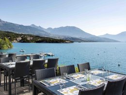 Camping Pas Cher vous présente avec son site Officiel campingpascher.fr, le Camping L'Ecrin Du Lac classé 3 étoiles, situé sur la commune de Chorges dans le département Hautes-alpes (Provence Alpes Côte D'azur) en France. Le camping L'Ecrin Du Lac, vous présente un hébergement de type chalet de 36 m² avec climatisation et télévision. Le camping L'Ecrin Du Lac vous proposeun séjour PAS CHER avec une REMISEdu sam. 04 avril au sam. 11 avril 2026, en promotion à -35% pour 7 nuits à 399 € au lieu de 613,85 € soit une Économie de 214,85 €. Cette location propose 18 dates différentes pour réserver votre séjour. Découvrez également les 9 autres gammes d'hébergements du camping. Les Avis clients pour le Camping L'Ecrin Du Lac sont excellents avec une note moyenne de 8 sur 10. Lac, Piscine extérieure, Animations familiales, Club enfants, Ping-pong, Pétanque, Terrain multisports, Bar, Boulangerie, Dépôt de pain, Restaurant, Snack/Bar, Supermarché,... En savoir plus : cliquez-ICI.