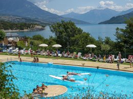 Camping Pas Cher vous présente avec son site Officiel campingpascher.fr, le Camping L'Ecrin Du Lac classé 3 étoiles, situé sur la commune de Chorges dans le département Hautes-alpes (Provence Alpes Côte D'azur) en France. Le camping L'Ecrin Du Lac, vous présente un hébergement de type studio de 30 m² avec climatisation et télévision. Le camping L'Ecrin Du Lac vous propose du sam. 05 septembre au sam. 12 septembre 2026, en promotion à -15% pour 7 nuits à 517,65 € au lieu de 609,0 € soit une Économie de 91,35 €. Cette location propose 105 dates différentes pour réserver votre séjour. Découvrez également les 9 autres gammes d'hébergements du camping. Les Avis clients pour le Camping L'Ecrin Du Lac sont excellents avec une note moyenne de 8 sur 10. Lac, Piscine extérieure, Animations familiales, Club enfants, Ping-pong, Pétanque, Terrain multisports, Bar, Boulangerie, Dépôt de pain, Restaurant, Snack/Bar, Supermarché,... En savoir plus : cliquez-ICI.