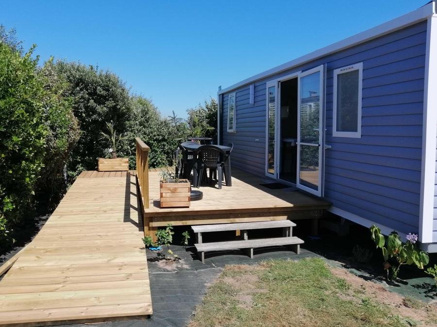 Camping Pas Cher vous présente avec son site Officiel campingpascher.fr, le Camping La Ferme Du Bord De Mer classé 2 étoiles, situé sur la commune de Gatteville Le Phare dans le département Manche (Basse Normandie) en France. Le camping La Ferme Du Bord De Mer, vous présente un hébergement de type mobil-home de 30 m² et télévision. Le camping La Ferme Du Bord De Mer vous propose du sam. 05 septembre au sam. 12 septembre 2026 pour 7 nuits à 462€. Cette location propose 15 dates différentes pour réserver votre séjour. Découvrez également les 21 autres gammes d'hébergements du camping. Les Avis clients pour le Camping La Ferme Du Bord De Mer sont excellents avec une note moyenne de 8 sur 10. Mer, Aire de jeux enfants, Baby-foot, Canoë-kayak, Centre équestre, Cyclisme, Ping-pong, Pétanque, Randonnée, Salle de jeux vidéo, Bar, Dépôt de pain, Épicerie,... En savoir plus : cliquez-ICI.