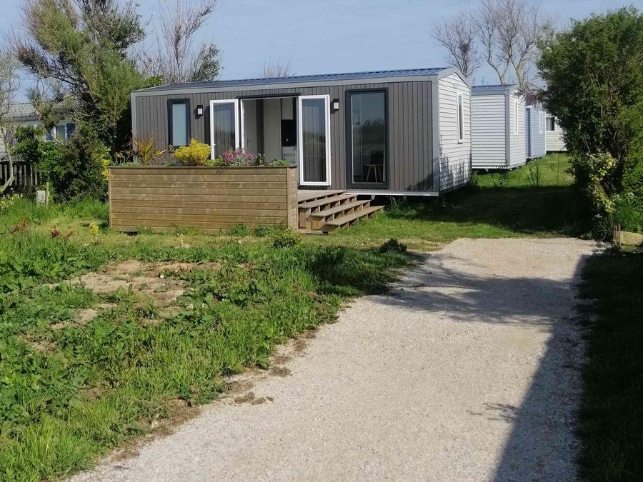 Camping Pas Cher vous présente avec son site Officiel campingpascher.fr, le Camping La Ferme Du Bord De Mer classé 2 étoiles, situé sur la commune de Gatteville Le Phare dans le département Manche (Basse Normandie) en France. Le camping La Ferme Du Bord De Mer vous propose un hébergement de type mobil-home de 30 m² pour 4 personnes (télévision). L'établissement vous propose 22 autres types d'hébergements. Découvrez tous nos séjours à petits prix dans la commune et aux alentours de Gatteville Le Phare du département : Manche (Basse Normandie). Les Avis clients pour le Camping La Ferme Du Bord De Mer sont excellents avec une note moyenne de 8 sur 10. Mer, Aire de jeux enfants, Baby-foot, Canoë-kayak, Centre équestre, Cyclisme, Ping-pong, Pétanque, Randonnée, Salle de jeux vidéo, Bar, Dépôt de pain, Épicerie,... En savoir plus : cliquez-ICI.