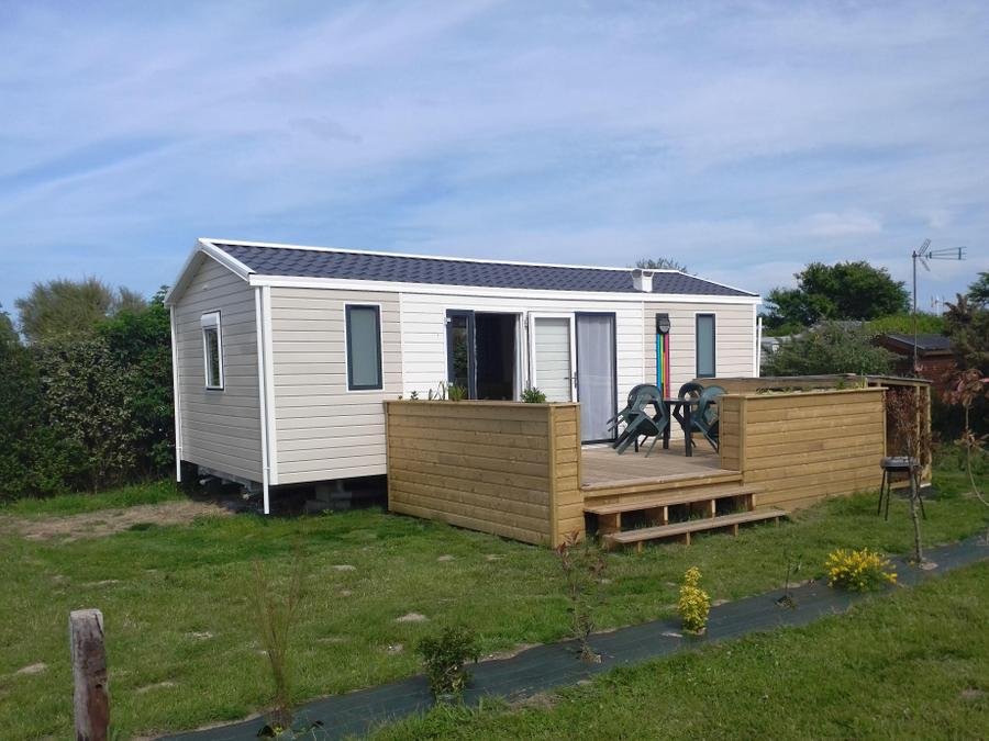 Camping Pas Cher vous présente avec son site Officiel campingpascher.fr, le Camping La Ferme Du Bord De Mer classé 2 étoiles, situé sur la commune de Gatteville Le Phare dans le département Manche (Basse Normandie) en France. Le camping La Ferme Du Bord De Mer, vous présente un hébergement de type mobil-home de 31 m² et télévision. Le camping La Ferme Du Bord De Mer vous propose du dimanche 21 juin au dimanche 28 juin 2026 pour 7 nuits à 473€. Cette location propose 7 dates différentes pour réserver votre séjour. Découvrez également les 22 autres gammes d'hébergements du camping. Les Avis clients pour le Camping La Ferme Du Bord De Mer sont excellents avec une note moyenne de 8 sur 10. Mer, Aire de jeux enfants, Baby-foot, Canoë-kayak, Centre équestre, Cyclisme, Ping-pong, Pétanque, Randonnée, Salle de jeux vidéo, Bar, Dépôt de pain, Épicerie,... En savoir plus : cliquez-ICI.