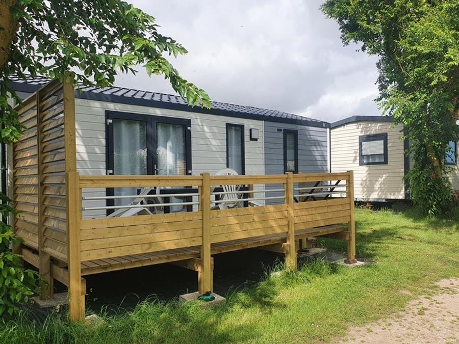 Camping Pas Cher vous présente avec son site Officiel campingpascher.fr, le Camping La Ferme Du Bord De Mer classé 2 étoiles, situé sur la commune de Gatteville Le Phare dans le département Manche (Basse Normandie) en France. Le camping La Ferme Du Bord De Mer vous propose un hébergement de type mobil-home de 27 m² (télévision). L'établissement vous propose 22 autres types d'hébergements. Découvrez tous nos séjours à petits prix dans la commune et aux alentours de Gatteville Le Phare du département : Manche (Basse Normandie). Les Avis clients pour le Camping La Ferme Du Bord De Mer sont excellents avec une note moyenne de 8 sur 10. Mer, Aire de jeux enfants, Baby-foot, Canoë-kayak, Centre équestre, Cyclisme, Ping-pong, Pétanque, Randonnée, Salle de jeux vidéo, Bar, Dépôt de pain, Épicerie,... En savoir plus : cliquez-ICI.