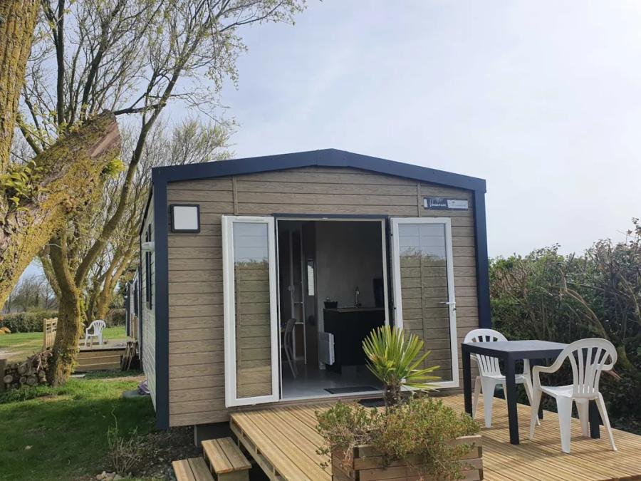 Camping Pas Cher vous présente avec son site Officiel campingpascher.fr, le Camping La Ferme Du Bord De Mer classé 2 étoiles, situé sur la commune de Gatteville Le Phare dans le département Manche (Basse Normandie) en France. Le camping La Ferme Du Bord De Mer vous propose un hébergement de type mobil-home de 18 m² pour 2 personnes (télévision). L'établissement vous propose 22 autres types d'hébergements. Découvrez tous nos séjours à petits prix dans la commune et aux alentours de Gatteville Le Phare du département : Manche (Basse Normandie). Les Avis clients pour le Camping La Ferme Du Bord De Mer sont excellents avec une note moyenne de 8 sur 10. Mer, Aire de jeux enfants, Baby-foot, Canoë-kayak, Centre équestre, Cyclisme, Ping-pong, Pétanque, Randonnée, Salle de jeux vidéo, Bar, Dépôt de pain, Épicerie,... En savoir plus : cliquez-ICI.