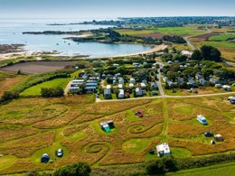 Camping Pas Cher vous présente avec son site Officiel campingpascher.fr, le Camping La Ferme Du Bord De Mer classé 2 étoiles, situé sur la commune de Gatteville Le Phare dans le département Manche (Basse Normandie) en France. Le camping La Ferme Du Bord De Mer vous propose un hébergement de type mobil-home de 30 m² pour 4 personnes (télévision). L'établissement vous propose 22 autres types d'hébergements. Découvrez tous nos séjours à petits prix dans la commune et aux alentours de Gatteville Le Phare du département : Manche (Basse Normandie). Les Avis clients pour le Camping La Ferme Du Bord De Mer sont excellents avec une note moyenne de 8 sur 10. Mer, Aire de jeux enfants, Baby-foot, Canoë-kayak, Centre équestre, Cyclisme, Ping-pong, Pétanque, Randonnée, Salle de jeux vidéo, Bar, Dépôt de pain, Épicerie,... En savoir plus : cliquez-ICI.