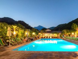 Camping Pas Cher vous présente avec son site Officiel campingpascher.fr, le Camping Delle Rose classé 4 étoiles, situé sur la commune de Isolabona dans le département Imperia (Ligurie) en Italie. Le camping Delle Rose, vous présente un hébergement de type maison avec climatisation et télévision. Le camping Delle Rose vous propose du mercredi 01 avril au mercredi 08 avril 2026, en promotion à -25% pour 7 nuits à 300 € au lieu de 400,0 € soit une Économie de 100 €. Cette location propose 152 dates différentes pour réserver votre séjour. Découvrez également les 7 autres gammes d'hébergements du camping. Les Avis clients pour le Camping Delle Rose sont excellents avec une note moyenne de 8 sur 10. Piscine extérieure, Animations familiales, Club enfants, Aire de jeux enfants, Court de tennis, Ping-pong, Planche à voile, Plongée, Randonnée, Salle de fitness, Salle de jeux vidéo, Bar, Dépôt de pain, Pizzeria, Plats à emporter, Restaurant, Épicerie,... En savoir plus : cliquez-ICI.