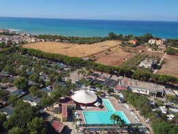 Camping Pas Cher vous présente avec son site Officiel campingpascher.fr, le Camping Kamemi Village classé 4 étoiles, situé sur la commune de Agrigente dans le département Agrigente (Sicile) en Italie. Le camping Kamemi Village, vous présente un hébergement de type mobil-home. Le camping Kamemi Village vous propose du sam. 05 septembre au sam. 12 septembre 2026, en promotion à -14% pour 7 nuits à 360 € au lieu de 420,0 € soit une Économie de 60 €. Cette location propose 31 dates différentes pour réserver votre séjour. Découvrez également les 1 autres gammes d'hébergements du camping. Piscine extérieure, Animations familiales, Club enfants, Aire de jeux enfants, Court de tennis, Terrain multisports, Bar, Plats à emporter, Restaurant, Épicerie,... En savoir plus : cliquez-ICI.