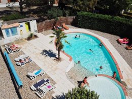 Camping Pas Cher vous présente avec son site Officiel campingpascher.fr, le Camping Du Bosc classé 3 étoiles, situé sur la commune de Le Temple Sur Lot dans le département Lot-et-garonne (Aquitaine) en France. Le camping Du Bosc, vous présente un hébergement de type bungalow toilé de 35 m² pour 2 personnes. Le camping Du Bosc vous propose du dimanche 30 août au dimanche 06 septembre 2026 pour 7 nuits à 159€. Cette location propose 5 dates différentes pour réserver votre séjour. Découvrez également les 6 autres gammes d'hébergements du camping. Les Avis clients pour le Camping Du Bosc sont excellents avec une note moyenne de 9 sur 10. Piscine chauffée, Piscine extérieure, Animations familiales, Aire de jeux enfants, Baby-foot, Canoë-kayak, Cyclisme, Ping-pong, Terrain multisports, Bar, Dépôt de pain, Pizzeria, Snack/Bar, Épicerie,... En savoir plus : cliquez-ICI.
