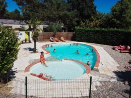Camping Pas Cher vous présente avec son site Officiel campingpascher.fr, le Camping Du Bosc classé 3 étoiles, situé sur la commune de Le Temple Sur Lot dans le département Lot-et-garonne (Aquitaine) en France. Le camping Du Bosc, vous présente un hébergement de type mobil-home de 24 m² avec climatisation et télévision. Le camping Du Bosc vous propose du sam. 04 avril au sam. 11 avril 2026 pour 7 nuits à 179€. Cette location propose 125 dates différentes pour réserver votre séjour. Découvrez également les 6 autres gammes d'hébergements du camping. Les Avis clients pour le Camping Du Bosc sont excellents avec une note moyenne de 9 sur 10. Piscine chauffée, Piscine extérieure, Animations familiales, Aire de jeux enfants, Baby-foot, Canoë-kayak, Cyclisme, Ping-pong, Terrain multisports, Bar, Dépôt de pain, Pizzeria, Snack/Bar, Épicerie,... En savoir plus : cliquez-ICI.