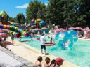 Camping Pas Cher vous présente avec son site Officiel campingpascher.fr, le Camping Le Bel été D'Anduze classé 4 étoiles, situé sur la commune de Anduze dans le département Gard (Languedoc Roussillon) en France. Le camping Le Bel été D'Anduze, vous présente un hébergement de type mobil-home de 29 m² pour 6 personnes avec climatisation et télévision. Le camping Le Bel été D'Anduze vous propose du sam. 20 juin au sam. 27 juin 2026 pour 7 nuits à 790€. Cette location propose 5 dates différentes pour réserver votre séjour. Découvrez également les 8 autres gammes d'hébergements du camping. Les Avis clients pour le Camping Le Bel été D'Anduze sont excellents avec une note moyenne de 9 sur 10. Rivière, Piscine extérieure, Animations familiales, Club ados, Aire de jeux enfants, Baby-foot, Centre équestre, Ping-pong, Piscine, Pétanque, Terrain de volley-ball, Terrain multisports, Trampoline, Bar, Bureau de tabac, Dépôt de pain, Snack/Bar, Station-service, Supermarché,... En savoir plus : cliquez-ICI.