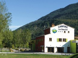 Camping Pas Cher vous présente avec son site Officiel campingpascher.fr, le Camping Lou Gourdan classé 3 étoiles, situé sur la commune de Puget Theniers dans le département Alpes-maritimes (Provence Alpes Côte D'azur) en France. Le camping Lou Gourdan, vous présente un hébergement de type appartement et télévision. Le camping Lou Gourdan vous propose du dimanche 21 juin au dimanche 28 juin 2026 pour 7 nuits à 310€. Cette location propose 25 dates différentes pour réserver votre séjour. Découvrez également les 3 autres gammes d'hébergements du camping. Les Avis clients pour le Camping Lou Gourdan sont excellents avec une note moyenne de 9 sur 10. Aire de jeux enfants, Canoë-kayak, Ping-pong, Pétanque, Randonnée, Salle de fitness, Bar, Dépôt de pain, Snack/Bar,... En savoir plus : cliquez-ICI.