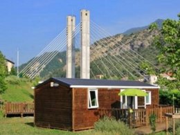 Camping Pas Cher vous présente avec son site Officiel campingpascher.fr, le Camping Lou Gourdan classé 3 étoiles, situé sur la commune de Puget Theniers dans le département Alpes-maritimes (Provence Alpes Côte D'azur) en France. Le camping Lou Gourdan, vous présente un hébergement de type mobil-home de 30 m² pour 2 personnes et télévision. Le camping Lou Gourdan vous propose du sam. 28 mars au sam. 04 avril 2026 pour 7 nuits à 371€. Cette location propose 130 dates différentes pour réserver votre séjour. Découvrez également les 3 autres gammes d'hébergements du camping. Les Avis clients pour le Camping Lou Gourdan sont excellents avec une note moyenne de 9 sur 10. Aire de jeux enfants, Canoë-kayak, Ping-pong, Pétanque, Randonnée, Salle de fitness, Bar, Dépôt de pain, Snack/Bar,... En savoir plus : cliquez-ICI.