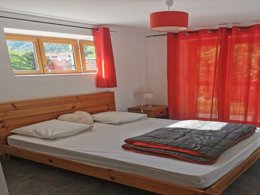 Camping Pas Cher vous présente avec son site Officiel campingpascher.fr, le Camping Lou Gourdan classé 3 étoiles, situé sur la commune de Puget Theniers dans le département Alpes-maritimes (Provence Alpes Côte D'azur) en France. Le camping Lou Gourdan, vous présente un hébergement de type appartement et télévision. Le camping Lou Gourdan vous propose du sam. 28 mars au sam. 04 avril 2026 pour 7 nuits à 310€. Cette location propose 112 dates différentes pour réserver votre séjour. Découvrez également les 3 autres gammes d'hébergements du camping. Les Avis clients pour le Camping Lou Gourdan sont excellents avec une note moyenne de 9 sur 10. Aire de jeux enfants, Canoë-kayak, Ping-pong, Pétanque, Randonnée, Salle de fitness, Bar, Dépôt de pain, Snack/Bar,... En savoir plus : cliquez-ICI.