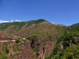 Camping Pas Cher vous présente avec son site Officiel campingpascher.fr, le Camping Lou Gourdan classé 3 étoiles, situé sur la commune de Puget Theniers dans le département Alpes-maritimes (Provence Alpes Côte D'azur) en France. Le camping Lou Gourdan, vous présente un hébergement de type appartement et télévision. Le camping Lou Gourdan vous propose du sam. 28 mars au sam. 04 avril 2026 pour 7 nuits à 310€. Cette location propose 112 dates différentes pour réserver votre séjour. Découvrez également les 3 autres gammes d'hébergements du camping. Les Avis clients pour le Camping Lou Gourdan sont excellents avec une note moyenne de 9 sur 10. Aire de jeux enfants, Canoë-kayak, Ping-pong, Pétanque, Randonnée, Salle de fitness, Bar, Dépôt de pain, Snack/Bar,... En savoir plus : cliquez-ICI.