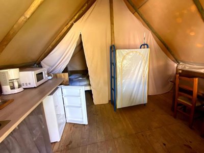 Cliquez pour découvrir toutes les photos de l'HÉBERGEMENT ! tente en toile et bois - De L'Arquebuse photo 5