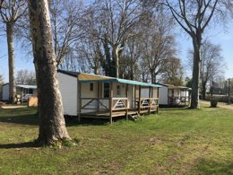 Camping Pas Cher vous présente avec son site Officiel campingpascher.fr, le Camping De L'Arquebuse classé 3 étoiles, situé sur la commune de Athee dans le département Côte-d'or (Bourgogne) en France. Le camping De L'Arquebuse, vous présente un hébergement de type mobil-home de 15 m² pour 2 personnes et télévision. Le camping De L'Arquebuse vous propose du dimanche 01 mars au dimanche 08 mars 2026 pour 7 nuits à 595€. Cette location propose 238 dates différentes pour réserver votre séjour. Découvrez également les 9 autres gammes d'hébergements du camping. Les Avis clients pour le Camping De L'Arquebuse sont de 6 sur 10. Piscine chauffée, Piscine extérieure, Canoë-kayak, Parcours sportif, Pétanque, Structure gonflable enfants, Boulangerie, Bureau de tabac, Dépôt de pain, Station-service, Supermarché, Épicerie,... En savoir plus : cliquez-ICI.