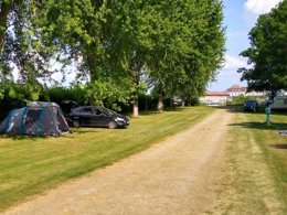 Camping Pas Cher vous présente avec son site Officiel campingpascher.fr, le Camping De L'Arquebuse classé 3 étoiles, situé sur la commune de Athee dans le département Côte-d'or (Bourgogne) en France. Le camping De L'Arquebuse, vous présente un hébergement de type mobil-home de 21 m² pour 2 personnes. Le camping De L'Arquebuse vous propose du dimanche 01 mars au dimanche 08 mars 2026 pour 7 nuits à 455€. Cette location propose 238 dates différentes pour réserver votre séjour. Découvrez également les 9 autres gammes d'hébergements du camping. Les Avis clients pour le Camping De L'Arquebuse sont de 6 sur 10. Piscine chauffée, Piscine extérieure, Canoë-kayak, Parcours sportif, Pétanque, Structure gonflable enfants, Boulangerie, Bureau de tabac, Dépôt de pain, Station-service, Supermarché, Épicerie,... En savoir plus : cliquez-ICI.