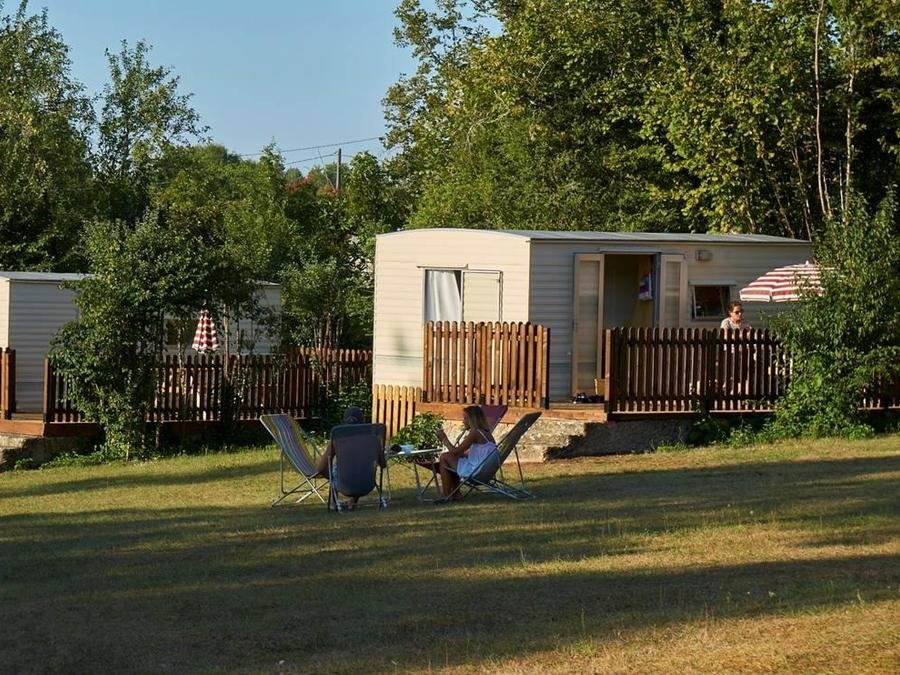 Camping Pas Cher vous présente avec son site Officiel campingpascher.fr, le Camping La Foret classé 3 étoiles, situé sur la commune de Pezuls dans le département Dordogne (Aquitaine) en France. Le camping La Foret, vous présente un hébergement de type mobil-home de 20 m². Le camping La Foret vous propose du sam. 04 juillet au sam. 11 juillet 2026 pour 7 nuits à 350€. Cette location propose 8 dates différentes pour réserver votre séjour. Découvrez également les 6 autres gammes d'hébergements du camping. Les Avis clients pour le Camping La Foret sont excellents avec une note moyenne de 8 sur 10. Piscine extérieure, Animations familiales, Aire de jeux enfants, Baby-foot, Centre équestre, Court de tennis, Cyclisme, Ping-pong, Piscine, Pétanque, Randonnée, Trampoline, Bar, Dépôt de pain, Épicerie,... En savoir plus : cliquez-ICI.
