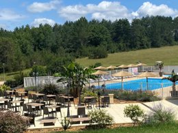 Camping Pas Cher vous présente avec son site Officiel campingpascher.fr, le Camping La Foret classé 3 étoiles, situé sur la commune de Pezuls dans le département Dordogne (Aquitaine) en France. Le camping La Foret, vous présente un hébergement de type mobil-home de 20 m². Le camping La Foret vous propose du sam. 04 juillet au sam. 11 juillet 2026 pour 7 nuits à 350€. Cette location propose 8 dates différentes pour réserver votre séjour. Découvrez également les 6 autres gammes d'hébergements du camping. Les Avis clients pour le Camping La Foret sont excellents avec une note moyenne de 8 sur 10. Piscine extérieure, Animations familiales, Aire de jeux enfants, Baby-foot, Centre équestre, Court de tennis, Cyclisme, Ping-pong, Piscine, Pétanque, Randonnée, Trampoline, Bar, Dépôt de pain, Épicerie,... En savoir plus : cliquez-ICI.