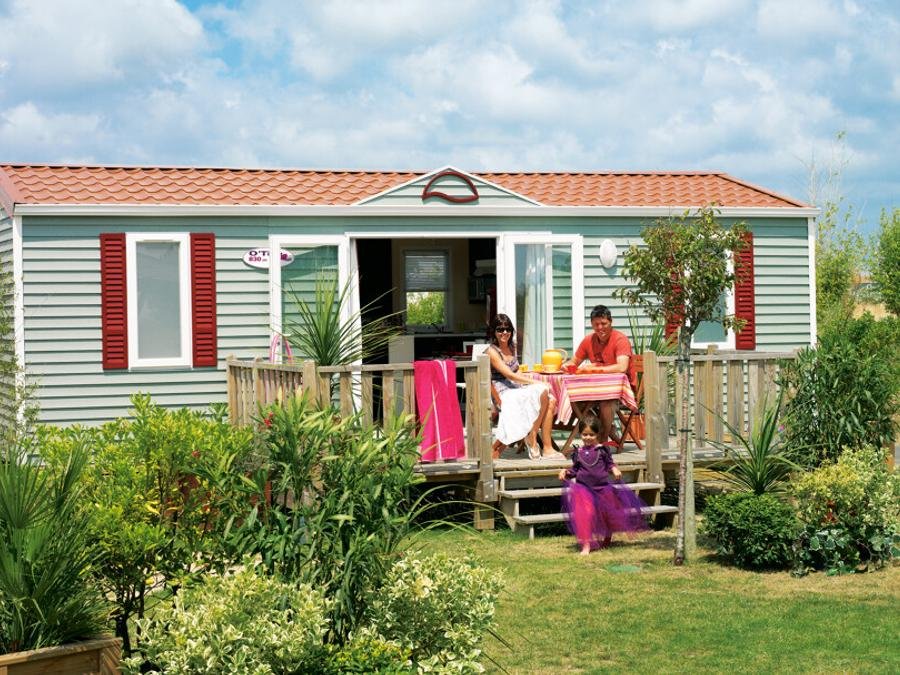 Camping Pas Cher vous présente avec son site Officiel campingpascher.fr, le Camping Acapulco classé 5 étoiles, situé sur la commune de Saint Jean De Monts dans le département Vendée (Pays De La Loire) en France. Le camping Acapulco vous propose un hébergement de type mobil-home de 27 m² avec climatisation (télévision). Cet hébergement propose plus de 28 dates différentes pour réserver ! Pour dévouvrir la période la moins chère, consultez la rubrique 'Tarifs' et sélectionnez votre mois de départ. L'établissement vous propose 15 autres types d'hébergements. Découvrez tous nos séjours à petits prix dans la commune et aux alentours de Saint Jean De Monts du département : Vendée (Pays De La Loire). Les Avis clients pour le Camping Acapulco sont de 7 sur 10. Piscine extérieure, Club ados, Club enfants, Aire de jeux enfants, Baby-foot, Centre équestre, Court de tennis, Cyclisme, Flipper, Golf, Ping-pong, Piscine, Pétanque, Randonnée, Terrain de basketball, Terrain de football, Terrain de volley-ball, Terrain multisports, Bar, Boulangerie, Bureau de tabac, Food truck, Plats à emporter, Restaurant, Snack/Bar, Supermarché, Épicerie,... En savoir plus : cliquez-ICI.
