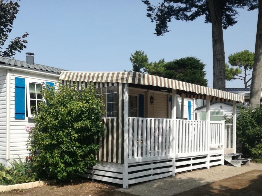 Camping Pas Cher vous présente avec son site Officiel campingpascher.fr, le Camping Acapulco classé 5 étoiles, situé sur la commune de Saint Jean De Monts dans le département Vendée (Pays De La Loire) en France. Le camping Acapulco, vous présente un hébergement de type mobil-home de 29 m² avec climatisation et télévision. Le camping Acapulco vous propose du mercredi 15 juillet au mercredi 22 juillet 2026, en promotion à -9% pour 7 nuits à 1340 € au lieu de 1473,0 € soit une Économie de 133 €. Cette location propose 1 dates différentes pour réserver votre séjour. Découvrez également les 15 autres gammes d'hébergements du camping. Les Avis clients pour le Camping Acapulco sont de 7 sur 10. Piscine extérieure, Club ados, Club enfants, Aire de jeux enfants, Baby-foot, Centre équestre, Court de tennis, Cyclisme, Flipper, Golf, Ping-pong, Piscine, Pétanque, Randonnée, Terrain de basketball, Terrain de football, Terrain de volley-ball, Terrain multisports, Bar, Boulangerie, Bureau de tabac, Food truck, Plats à emporter, Restaurant, Snack/Bar, Supermarché, Épicerie,... En savoir plus : cliquez-ICI.