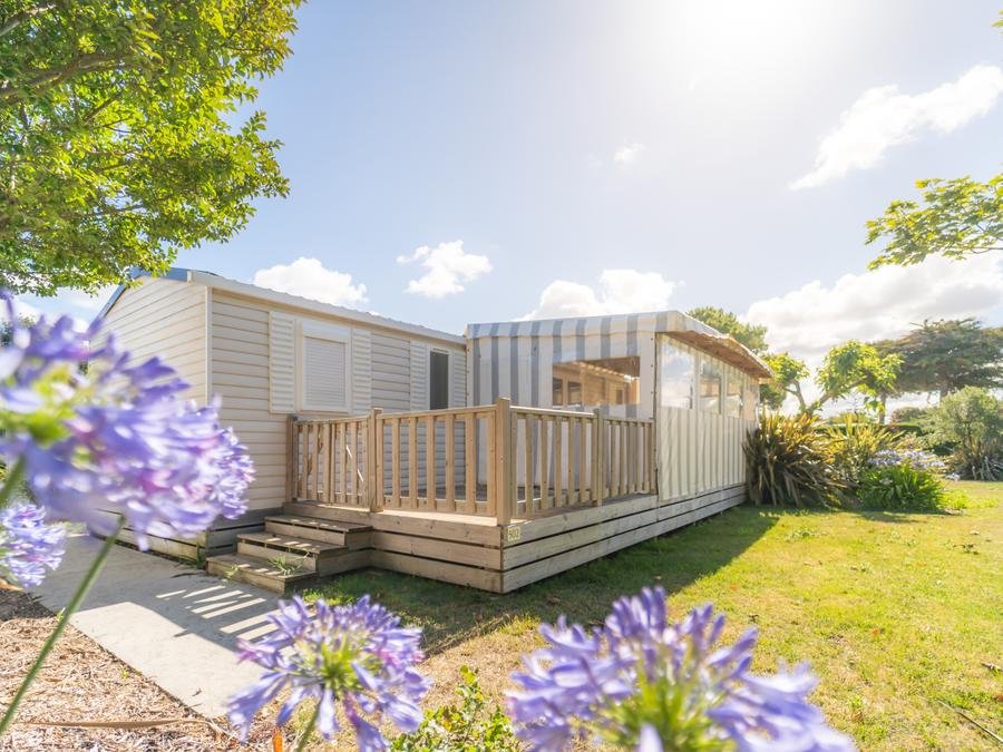 Camping Pas Cher vous présente avec son site Officiel campingpascher.fr, le Camping Acapulco classé 5 étoiles, situé sur la commune de Saint Jean De Monts dans le département Vendée (Pays De La Loire) en France. Le camping Acapulco, vous présente un hébergement de type mobil-home de 31 m² avec climatisation et télévision. Le camping Acapulco vous propose du sam. 18 juillet au sam. 25 juillet 2026, en promotion à -9% pour 7 nuits à 1321,50 € au lieu de 1465,0 € soit une Économie de 143,50 €. Cette location propose 2 dates différentes pour réserver votre séjour. Découvrez également les 15 autres gammes d'hébergements du camping. Les Avis clients pour le Camping Acapulco sont de 7 sur 10. Piscine extérieure, Club ados, Club enfants, Aire de jeux enfants, Baby-foot, Centre équestre, Court de tennis, Cyclisme, Flipper, Golf, Ping-pong, Piscine, Pétanque, Randonnée, Terrain de basketball, Terrain de football, Terrain de volley-ball, Terrain multisports, Bar, Boulangerie, Bureau de tabac, Food truck, Plats à emporter, Restaurant, Snack/Bar, Supermarché, Épicerie,... En savoir plus : cliquez-ICI.