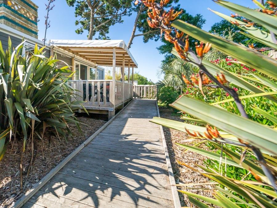 Camping Pas Cher vous présente avec son site Officiel campingpascher.fr, le Camping Acapulco classé 5 étoiles, situé sur la commune de Saint Jean De Monts dans le département Vendée (Pays De La Loire) en France. Le camping Acapulco, vous présente un hébergement de type mobil-home de 34 m² et télévision. Le camping Acapulco vous propose du mercredi 26 août au mercredi 02 septembre 2026 pour 7 nuits à 924€. Cette location propose 3 dates différentes pour réserver votre séjour. Découvrez également les 8 autres gammes d'hébergements du camping. Les Avis clients pour le Camping Acapulco sont de 7 sur 10. Piscine extérieure, Club ados, Club enfants, Aire de jeux enfants, Baby-foot, Centre équestre, Court de tennis, Cyclisme, Flipper, Golf, Ping-pong, Piscine, Pétanque, Randonnée, Terrain de basketball, Terrain de football, Terrain de volley-ball, Terrain multisports, Bar, Boulangerie, Bureau de tabac, Food truck, Plats à emporter, Restaurant, Snack/Bar, Supermarché, Épicerie,... En savoir plus : cliquez-ICI.