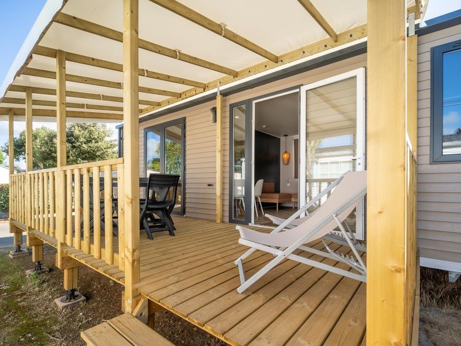 Camping Pas Cher vous présente avec son site Officiel campingpascher.fr, le Camping Acapulco classé 5 étoiles, situé sur la commune de Saint Jean De Monts dans le département Vendée (Pays De La Loire) en France. Le camping Acapulco vous propose un hébergement de type mobil-home de 33 m² avec climatisation (télévision). Cet hébergement propose plus de 36 dates différentes pour réserver ! Pour dévouvrir la période la moins chère, consultez la rubrique 'Tarifs' et sélectionnez votre mois de départ. L'établissement vous propose 15 autres types d'hébergements. Découvrez tous nos séjours à petits prix dans la commune et aux alentours de Saint Jean De Monts du département : Vendée (Pays De La Loire). Les Avis clients pour le Camping Acapulco sont de 7 sur 10. Piscine extérieure, Club ados, Club enfants, Aire de jeux enfants, Baby-foot, Centre équestre, Court de tennis, Cyclisme, Flipper, Golf, Ping-pong, Piscine, Pétanque, Randonnée, Terrain de basketball, Terrain de football, Terrain de volley-ball, Terrain multisports, Bar, Boulangerie, Bureau de tabac, Food truck, Plats à emporter, Restaurant, Snack/Bar, Supermarché, Épicerie,... En savoir plus : cliquez-ICI.