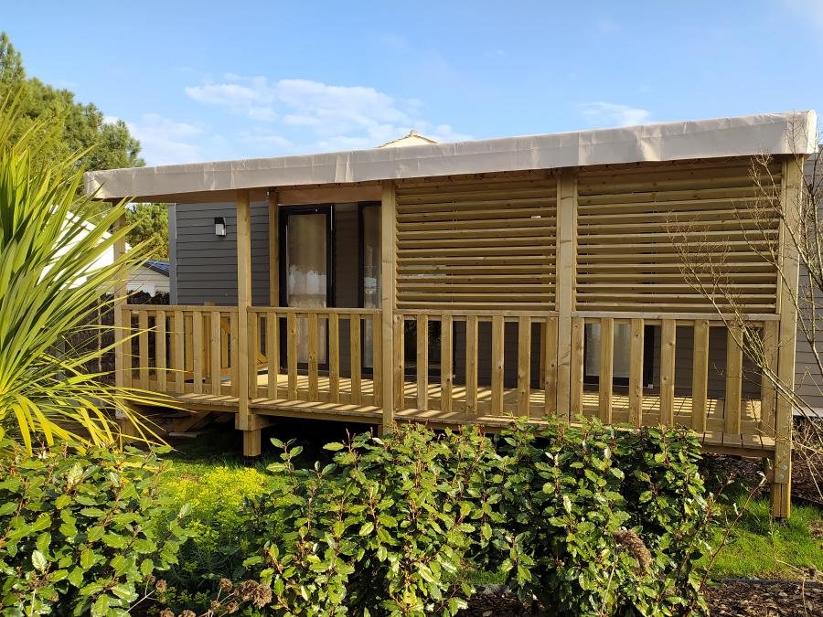Camping Pas Cher vous présente avec son site Officiel campingpascher.fr, le Camping Acapulco classé 5 étoiles, situé sur la commune de Saint Jean De Monts dans le département Vendée (Pays De La Loire) en France. Le camping Acapulco vous propose un hébergement de type mobil-home de 33 m² (télévision). Cet hébergement propose plus de 28 dates différentes pour réserver ! Pour dévouvrir la période la moins chère, consultez la rubrique 'Tarifs' et sélectionnez votre mois de départ. L'établissement vous propose 15 autres types d'hébergements. Découvrez tous nos séjours à petits prix dans la commune et aux alentours de Saint Jean De Monts du département : Vendée (Pays De La Loire). Les Avis clients pour le Camping Acapulco sont de 7 sur 10. Piscine extérieure, Club ados, Club enfants, Aire de jeux enfants, Baby-foot, Centre équestre, Court de tennis, Cyclisme, Flipper, Golf, Ping-pong, Piscine, Pétanque, Randonnée, Terrain de basketball, Terrain de football, Terrain de volley-ball, Terrain multisports, Bar, Boulangerie, Bureau de tabac, Food truck, Plats à emporter, Restaurant, Snack/Bar, Supermarché, Épicerie,... En savoir plus : cliquez-ICI.