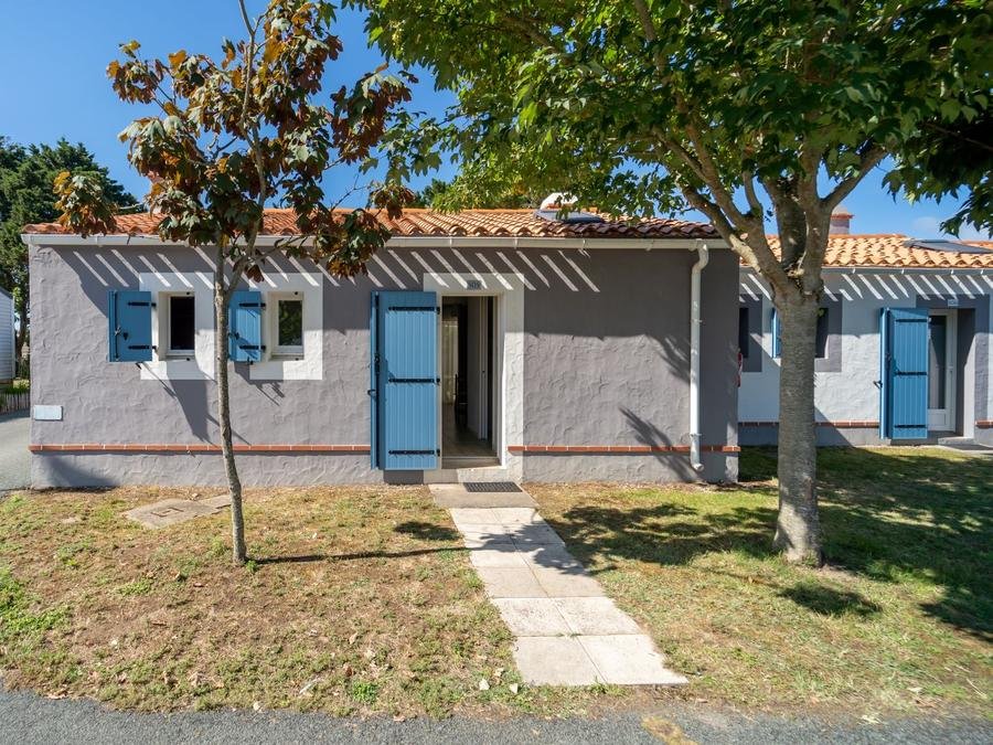 Camping Pas Cher vous présente avec son site Officiel campingpascher.fr, le Camping Acapulco classé 5 étoiles, situé sur la commune de Saint Jean De Monts dans le département Vendée (Pays De La Loire) en France. Le camping Acapulco vous propose un hébergement de type maison de 46 m² (télévision). Cet hébergement propose plus de 33 dates différentes pour réserver ! Pour dévouvrir la période la moins chère, consultez la rubrique 'Tarifs' et sélectionnez votre mois de départ. L'établissement vous propose 15 autres types d'hébergements. Découvrez tous nos séjours à petits prix dans la commune et aux alentours de Saint Jean De Monts du département : Vendée (Pays De La Loire). Les Avis clients pour le Camping Acapulco sont de 7 sur 10. Piscine extérieure, Club ados, Club enfants, Aire de jeux enfants, Baby-foot, Centre équestre, Court de tennis, Cyclisme, Flipper, Golf, Ping-pong, Piscine, Pétanque, Randonnée, Terrain de basketball, Terrain de football, Terrain de volley-ball, Terrain multisports, Bar, Boulangerie, Bureau de tabac, Food truck, Plats à emporter, Restaurant, Snack/Bar, Supermarché, Épicerie,... En savoir plus : cliquez-ICI.