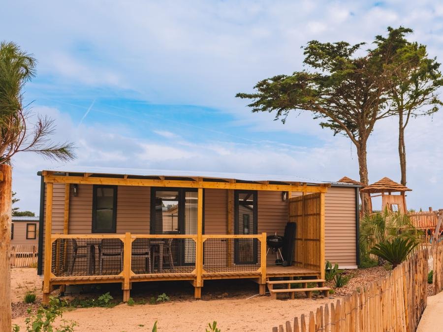 Camping Pas Cher vous présente avec son site Officiel campingpascher.fr, le Camping Acapulco classé 5 étoiles, situé sur la commune de Saint Jean De Monts dans le département Vendée (Pays De La Loire) en France. Le camping Acapulco vous propose un hébergement de type mobil-home de 30 m² avec climatisation (télévision). Cet hébergement propose plus de 38 dates différentes pour réserver ! Pour dévouvrir la période la moins chère, consultez la rubrique 'Tarifs' et sélectionnez votre mois de départ. L'établissement vous propose 15 autres types d'hébergements. Découvrez tous nos séjours à petits prix dans la commune et aux alentours de Saint Jean De Monts du département : Vendée (Pays De La Loire). Les Avis clients pour le Camping Acapulco sont de 7 sur 10. Piscine extérieure, Club ados, Club enfants, Aire de jeux enfants, Baby-foot, Centre équestre, Court de tennis, Cyclisme, Flipper, Golf, Ping-pong, Piscine, Pétanque, Randonnée, Terrain de basketball, Terrain de football, Terrain de volley-ball, Terrain multisports, Bar, Boulangerie, Bureau de tabac, Food truck, Plats à emporter, Restaurant, Snack/Bar, Supermarché, Épicerie,... En savoir plus : cliquez-ICI.