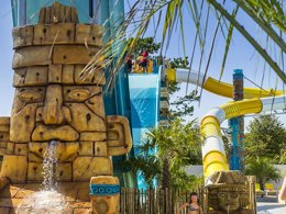 Camping Pas Cher vous présente avec son site Officiel campingpascher.fr, le Camping Acapulco classé 5 étoiles, situé sur la commune de Saint Jean De Monts dans le département Vendée (Pays De La Loire) en France. Le camping Acapulco, vous présente un hébergement de type mobil-home de 33 m² pour 1 personne avec climatisation et télévision. Le camping Acapulco vous propose du mardi 26 mai au mardi 02 juin 2026 pour 7 nuits à 887€. Cette location propose 83 dates différentes pour réserver votre séjour. Découvrez également les 16 autres gammes d'hébergements du camping. Les Avis clients pour le Camping Acapulco sont de 7 sur 10. Piscine extérieure, Club ados, Club enfants, Aire de jeux enfants, Baby-foot, Centre équestre, Court de tennis, Cyclisme, Flipper, Golf, Ping-pong, Piscine, Pétanque, Randonnée, Terrain de basketball, Terrain de football, Terrain de volley-ball, Terrain multisports, Bar, Boulangerie, Bureau de tabac, Food truck, Plats à emporter, Restaurant, Snack/Bar, Supermarché, Épicerie,... En savoir plus : cliquez-ICI.