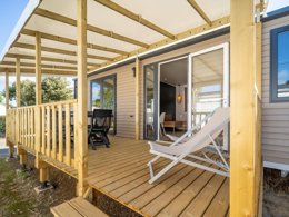 Camping Pas Cher vous présente avec son site Officiel campingpascher.fr, le Camping Acapulco classé 5 étoiles, situé sur la commune de Saint Jean De Monts dans le département Vendée (Pays De La Loire) en France. Le camping Acapulco, vous présente un hébergement de type mobil-home de 33 m² avec climatisation et télévision. Le camping Acapulco vous propose du sam. 25 avril au sam. 02 mai 2026 pour 7 nuits à 685€. Cette location propose 71 dates différentes pour réserver votre séjour. Découvrez également les 16 autres gammes d'hébergements du camping. Les Avis clients pour le Camping Acapulco sont de 7 sur 10. Piscine extérieure, Club ados, Club enfants, Aire de jeux enfants, Baby-foot, Centre équestre, Court de tennis, Cyclisme, Flipper, Golf, Ping-pong, Piscine, Pétanque, Randonnée, Terrain de basketball, Terrain de football, Terrain de volley-ball, Terrain multisports, Bar, Boulangerie, Bureau de tabac, Food truck, Plats à emporter, Restaurant, Snack/Bar, Supermarché, Épicerie,... En savoir plus : cliquez-ICI.