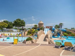Camping Pas Cher vous présente avec son site Officiel campingpascher.fr, le Camping Acapulco classé 5 étoiles, situé sur la commune de Saint Jean De Monts dans le département Vendée (Pays De La Loire) en France. Le camping Acapulco, vous présente un hébergement de type mobil-home de 30 m² avec climatisation et télévision. Le camping Acapulco vous propose du mardi 26 mai au mardi 02 juin 2026 pour 7 nuits à 786€. Cette location propose 92 dates différentes pour réserver votre séjour. Découvrez également les 16 autres gammes d'hébergements du camping. Les Avis clients pour le Camping Acapulco sont de 7 sur 10. Piscine extérieure, Club ados, Club enfants, Aire de jeux enfants, Baby-foot, Centre équestre, Court de tennis, Cyclisme, Flipper, Golf, Ping-pong, Piscine, Pétanque, Randonnée, Terrain de basketball, Terrain de football, Terrain de volley-ball, Terrain multisports, Bar, Boulangerie, Bureau de tabac, Food truck, Plats à emporter, Restaurant, Snack/Bar, Supermarché, Épicerie,... En savoir plus : cliquez-ICI.