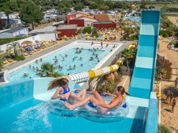 Camping Pas Cher vous présente avec son site Officiel campingpascher.fr, le Camping Acapulco classé 5 étoiles, situé sur la commune de Saint Jean De Monts dans le département Vendée (Pays De La Loire) en France. Le camping Acapulco, vous présente un hébergement de type maison de 46 m² et télévision. Le camping Acapulco vous propose du sam. 25 avril au sam. 02 mai 2026 pour 7 nuits à 584.5€. Cette location propose 71 dates différentes pour réserver votre séjour. Découvrez également les 16 autres gammes d'hébergements du camping. Les Avis clients pour le Camping Acapulco sont de 7 sur 10. Piscine extérieure, Club ados, Club enfants, Aire de jeux enfants, Baby-foot, Centre équestre, Court de tennis, Cyclisme, Flipper, Golf, Ping-pong, Piscine, Pétanque, Randonnée, Terrain de basketball, Terrain de football, Terrain de volley-ball, Terrain multisports, Bar, Boulangerie, Bureau de tabac, Food truck, Plats à emporter, Restaurant, Snack/Bar, Supermarché, Épicerie,... En savoir plus : cliquez-ICI.
