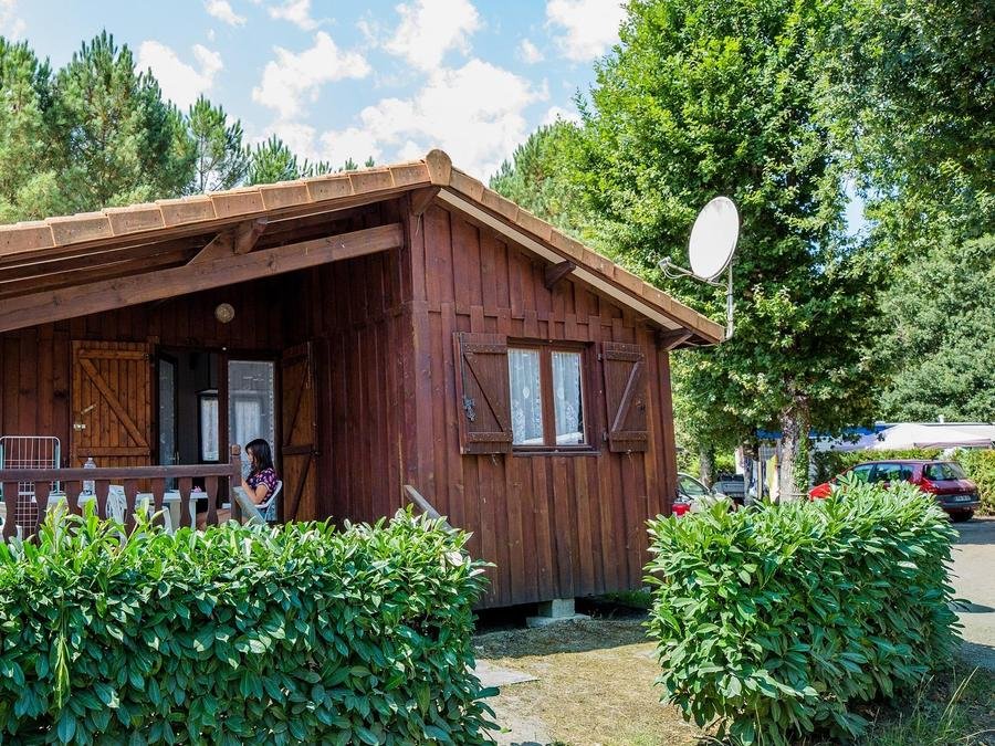 Camping Pas Cher vous présente avec son site Officiel campingpascher.fr, le Camping Les Bruyères classé 3 étoiles, situé sur la commune de Sainte Eulalie En Born dans le département Landes (Aquitaine) en France. Le camping Les Bruyères, vous présente un hébergement de type chalet de 34 m² pour 6 personnes et télévision. Le camping Les Bruyères vous propose du sam. 29 août au sam. 05 septembre 2026 pour 7 nuits à 336€. Cette location propose 35 dates différentes pour réserver votre séjour. Découvrez également les 7 autres gammes d'hébergements du camping. Les Avis clients pour le Camping Les Bruyères sont excellents avec une note moyenne de 8 sur 10. LacMerÉtang, Piscine extérieure, Animation ados, Animation enfants, Animations familiales, Aire de jeux enfants, Canoë-kayak, Court de tennis, Cyclisme, Parcours sportif, Ping-pong, Planche à voile, Pétanque, Randonnée, Structure gonflable enfants, Terrain de badminton, Terrain de beach-volley, Terrain de football, kiteSurf, Bar, Épicerie,... En savoir plus : cliquez-ICI.