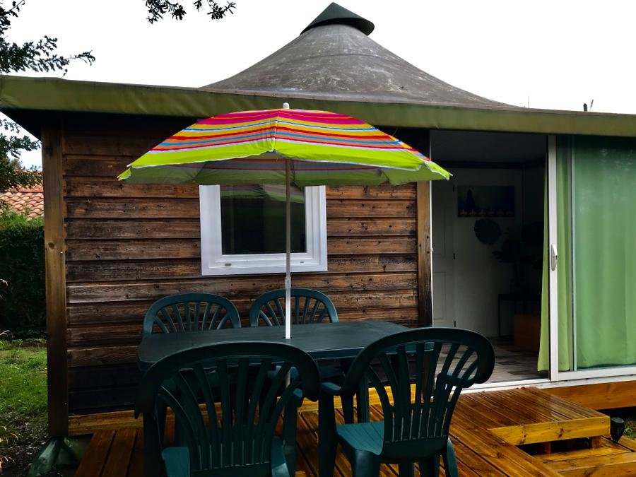Camping Pas Cher vous présente avec son site Officiel campingpascher.fr, le Camping Les Bruyères classé 3 étoiles, situé sur la commune de Sainte Eulalie En Born dans le département Landes (Aquitaine) en France. Le camping Les Bruyères, vous présente un hébergement de type hébergement insolite de 25 m² pour 4 personnes. Le camping Les Bruyères vous propose du sam. 29 août au sam. 05 septembre 2026 pour 7 nuits à 275€. Cette location propose 30 dates différentes pour réserver votre séjour. Découvrez également les 7 autres gammes d'hébergements du camping. Les Avis clients pour le Camping Les Bruyères sont excellents avec une note moyenne de 8 sur 10. LacMerÉtang, Piscine extérieure, Animation ados, Animation enfants, Animations familiales, Aire de jeux enfants, Canoë-kayak, Court de tennis, Cyclisme, Parcours sportif, Ping-pong, Planche à voile, Pétanque, Randonnée, Structure gonflable enfants, Terrain de badminton, Terrain de beach-volley, Terrain de football, kiteSurf, Bar, Épicerie,... En savoir plus : cliquez-ICI.