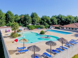 Camping Pas Cher vous présente avec son site Officiel campingpascher.fr, le Camping Les Bruyères classé 3 étoiles, situé sur la commune de Sainte Eulalie En Born dans le département Landes (Aquitaine) en France. Le camping Les Bruyères vous propose un hébergement de type tente de 20 m² pour 5 personnes. L'établissement vous propose 7 autres types d'hébergements. Découvrez tous nos séjours à petits prix dans la commune et aux alentours de Sainte Eulalie En Born du département : Landes (Aquitaine). Les Avis clients pour le Camping Les Bruyères sont excellents avec une note moyenne de 8 sur 10. LacMerÉtang, Piscine extérieure, Animation ados, Animation enfants, Animations familiales, Aire de jeux enfants, Canoë-kayak, Court de tennis, Cyclisme, Parcours sportif, Ping-pong, Planche à voile, Pétanque, Randonnée, Structure gonflable enfants, Terrain de badminton, Terrain de beach-volley, Terrain de football, kiteSurf, Bar, Épicerie,... En savoir plus : cliquez-ICI.