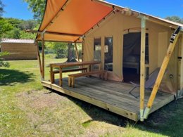 Camping Pas Cher vous présente avec son site Officiel campingpascher.fr, le Camping Les Bruyères classé 3 étoiles, situé sur la commune de Sainte Eulalie En Born dans le département Landes (Aquitaine) en France. Le camping Les Bruyères vous propose un hébergement de type tente de 20 m² pour 5 personnes. L'établissement vous propose 7 autres types d'hébergements. Découvrez tous nos séjours à petits prix dans la commune et aux alentours de Sainte Eulalie En Born du département : Landes (Aquitaine). Les Avis clients pour le Camping Les Bruyères sont excellents avec une note moyenne de 8 sur 10. LacMerÉtang, Piscine extérieure, Animation ados, Animation enfants, Animations familiales, Aire de jeux enfants, Canoë-kayak, Court de tennis, Cyclisme, Parcours sportif, Ping-pong, Planche à voile, Pétanque, Randonnée, Structure gonflable enfants, Terrain de badminton, Terrain de beach-volley, Terrain de football, kiteSurf, Bar, Épicerie,... En savoir plus : cliquez-ICI.