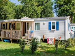 Camping Pas Cher vous présente avec son site Officiel campingpascher.fr, le Camping Les Bruyères classé 3 étoiles, situé sur la commune de Sainte Eulalie En Born dans le département Landes (Aquitaine) en France. Le camping Les Bruyères, vous présente un hébergement de type mobil-home de 33 m² avec climatisation et télévision. Le camping Les Bruyères vous propose du sam. 02 mai au sam. 09 mai 2026 pour 7 nuits à 542€. Cette location propose 76 dates différentes pour réserver votre séjour. Découvrez également les 7 autres gammes d'hébergements du camping. Les Avis clients pour le Camping Les Bruyères sont excellents avec une note moyenne de 8 sur 10. LacMerÉtang, Piscine extérieure, Animation ados, Animation enfants, Animations familiales, Aire de jeux enfants, Canoë-kayak, Court de tennis, Cyclisme, Parcours sportif, Ping-pong, Planche à voile, Pétanque, Randonnée, Structure gonflable enfants, Terrain de badminton, Terrain de beach-volley, Terrain de football, kiteSurf, Bar, Épicerie,... En savoir plus : cliquez-ICI.