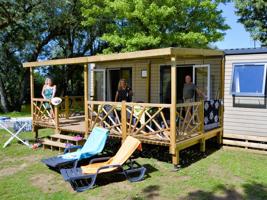 Camping Pas Cher vous présente avec son site Officiel campingpascher.fr, le Camping Les Bords De Loue classé 3 étoiles, situé sur la commune de Parcey dans le département Jura (Franche Comté) en France. Le camping Les Bords De Loue, vous présente un hébergement de type mobil-home de 35 m² et télévision. Le camping Les Bords De Loue vous propose du lundi 31 août au lundi 07 septembre 2026 pour 7 nuits à 406€. Cette location propose 29 dates différentes pour réserver votre séjour. Découvrez également les 12 autres gammes d'hébergements du camping. Les Avis clients pour le Camping Les Bords De Loue sont excellents avec une note moyenne de 8 sur 10. Rivière, Piscine chauffée, Piscine extérieure, Animation enfants, Animations familiales, Aire de jeux enfants, Baby-foot, Canoë-kayak, Court de tennis, Cyclisme, Golf, Parcours sportif, Ping-pong, Pétanque, Randonnée, Structure gonflable enfants, Terrain de badminton, Terrain de volley-ball, Bar, Boulangerie, Brasserie, Bureau de tabac, Dépôt de pain, Plats à emporter, Restaurant, Snack/Bar, Station-service, Épicerie,... En savoir plus : cliquez-ICI.