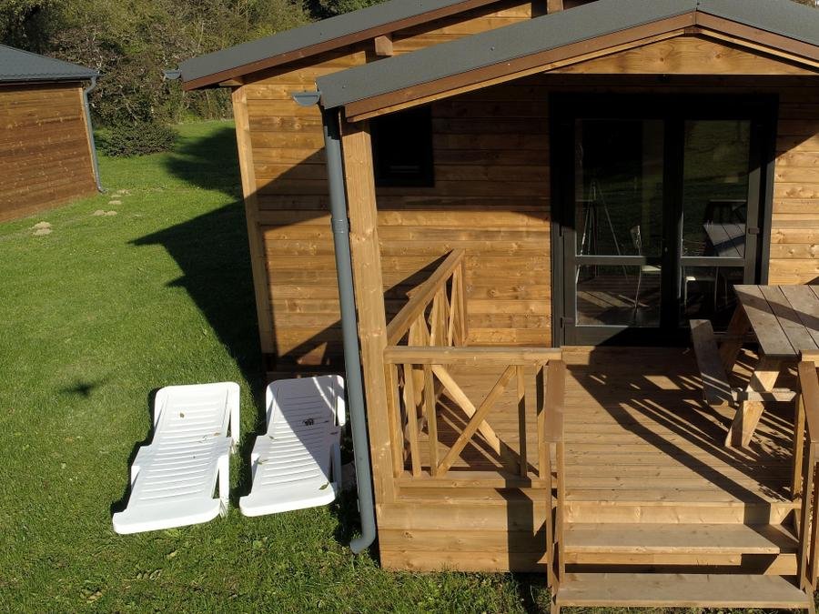 Camping Pas Cher vous présente avec son site Officiel campingpascher.fr, le Camping Les Bords De Loue classé 3 étoiles, situé sur la commune de Parcey dans le département Jura (Franche Comté) en France. Le camping Les Bords De Loue, vous présente un hébergement de type chalet de 30 m² et télévision. Le camping Les Bords De Loue vous propose du lundi 14 septembre au lundi 21 septembre 2026 pour 7 nuits à 364€. Cette location propose 6 dates différentes pour réserver votre séjour. Découvrez également les 12 autres gammes d'hébergements du camping. Les Avis clients pour le Camping Les Bords De Loue sont excellents avec une note moyenne de 8 sur 10. Rivière, Piscine chauffée, Piscine extérieure, Animation enfants, Animations familiales, Aire de jeux enfants, Baby-foot, Canoë-kayak, Court de tennis, Cyclisme, Golf, Parcours sportif, Ping-pong, Pétanque, Randonnée, Structure gonflable enfants, Terrain de badminton, Terrain de volley-ball, Bar, Boulangerie, Brasserie, Bureau de tabac, Dépôt de pain, Plats à emporter, Restaurant, Snack/Bar, Station-service, Épicerie,... En savoir plus : cliquez-ICI.