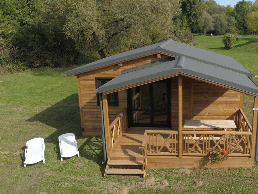 Camping Pas Cher vous présente avec son site Officiel campingpascher.fr, le Camping Les Bords De Loue classé 3 étoiles, situé sur la commune de Parcey dans le département Jura (Franche Comté) en France. Le camping Les Bords De Loue, vous présente un hébergement de type chalet de 35 m² pour 2 personnes et télévision. Le camping Les Bords De Loue vous propose du sam. 29 août au sam. 05 septembre 2026 pour 7 nuits à 427€. Cette location propose 12 dates différentes pour réserver votre séjour. Découvrez également les 12 autres gammes d'hébergements du camping. Les Avis clients pour le Camping Les Bords De Loue sont excellents avec une note moyenne de 8 sur 10. Rivière, Piscine chauffée, Piscine extérieure, Animation enfants, Animations familiales, Aire de jeux enfants, Baby-foot, Canoë-kayak, Court de tennis, Cyclisme, Golf, Parcours sportif, Ping-pong, Pétanque, Randonnée, Structure gonflable enfants, Terrain de badminton, Terrain de volley-ball, Bar, Boulangerie, Brasserie, Bureau de tabac, Dépôt de pain, Plats à emporter, Restaurant, Snack/Bar, Station-service, Épicerie,... En savoir plus : cliquez-ICI.
