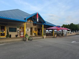 Camping Pas Cher vous présente avec son site Officiel campingpascher.fr, le Camping Les Bords De Loue classé 3 étoiles, situé sur la commune de Parcey dans le département Jura (Franche Comté) en France. Le camping Les Bords De Loue, vous présente un hébergement de type mobil-home de 22 m². Le camping Les Bords De Loue vous propose du lundi 01 juin au lundi 08 juin 2026 pour 7 nuits à 245€. Cette location propose 65 dates différentes pour réserver votre séjour. Découvrez également les 12 autres gammes d'hébergements du camping. Les Avis clients pour le Camping Les Bords De Loue sont excellents avec une note moyenne de 8 sur 10. Rivière, Piscine chauffée, Piscine extérieure, Animation enfants, Animations familiales, Aire de jeux enfants, Baby-foot, Canoë-kayak, Court de tennis, Cyclisme, Golf, Parcours sportif, Ping-pong, Pétanque, Randonnée, Structure gonflable enfants, Terrain de badminton, Terrain de volley-ball, Bar, Boulangerie, Brasserie, Bureau de tabac, Dépôt de pain, Plats à emporter, Restaurant, Snack/Bar, Station-service, Épicerie,... En savoir plus : cliquez-ICI.