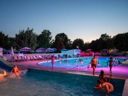 Camping Pas Cher vous présente avec son site Officiel campingpascher.fr, le Camping Les Bords De Loue classé 3 étoiles, situé sur la commune de Parcey dans le département Jura (Franche Comté) en France. Le camping Les Bords De Loue, vous présente un hébergement de type tente en toile et bois de 20 m². Le camping Les Bords De Loue vous propose du sam. 18 avril au sam. 25 avril 2026 pour 7 nuits à 266€. Cette location propose 73 dates différentes pour réserver votre séjour. Découvrez également les 12 autres gammes d'hébergements du camping. Les Avis clients pour le Camping Les Bords De Loue sont excellents avec une note moyenne de 8 sur 10. Rivière, Piscine chauffée, Piscine extérieure, Animation enfants, Animations familiales, Aire de jeux enfants, Baby-foot, Canoë-kayak, Court de tennis, Cyclisme, Golf, Parcours sportif, Ping-pong, Pétanque, Randonnée, Structure gonflable enfants, Terrain de badminton, Terrain de volley-ball, Bar, Boulangerie, Brasserie, Bureau de tabac, Dépôt de pain, Plats à emporter, Restaurant, Snack/Bar, Station-service, Épicerie,... En savoir plus : cliquez-ICI.