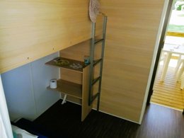 Camping Pas Cher vous présente avec son site Officiel campingpascher.fr, le Camping Les Bords De Loue classé 3 étoiles, situé sur la commune de Parcey dans le département Jura (Franche Comté) en France. Le camping Les Bords De Loue, vous présente un hébergement de type mobil-home de 22 m². Le camping Les Bords De Loue vous propose du lundi 01 juin au lundi 08 juin 2026 pour 7 nuits à 245€. Cette location propose 65 dates différentes pour réserver votre séjour. Découvrez également les 12 autres gammes d'hébergements du camping. Les Avis clients pour le Camping Les Bords De Loue sont excellents avec une note moyenne de 8 sur 10. Rivière, Piscine chauffée, Piscine extérieure, Animation enfants, Animations familiales, Aire de jeux enfants, Baby-foot, Canoë-kayak, Court de tennis, Cyclisme, Golf, Parcours sportif, Ping-pong, Pétanque, Randonnée, Structure gonflable enfants, Terrain de badminton, Terrain de volley-ball, Bar, Boulangerie, Brasserie, Bureau de tabac, Dépôt de pain, Plats à emporter, Restaurant, Snack/Bar, Station-service, Épicerie,... En savoir plus : cliquez-ICI.