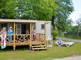 Camping Pas Cher vous présente avec son site Officiel campingpascher.fr, le Camping Les Bords De Loue classé 3 étoiles, situé sur la commune de Parcey dans le département Jura (Franche Comté) en France. Le camping Les Bords De Loue, vous présente un hébergement de type mobil-home de 28 m² et télévision. Le camping Les Bords De Loue vous propose du sam. 18 avril au sam. 25 avril 2026 pour 7 nuits à 350€. Cette location propose 81 dates différentes pour réserver votre séjour. Découvrez également les 12 autres gammes d'hébergements du camping. Les Avis clients pour le Camping Les Bords De Loue sont excellents avec une note moyenne de 8 sur 10. Rivière, Piscine chauffée, Piscine extérieure, Animation enfants, Animations familiales, Aire de jeux enfants, Baby-foot, Canoë-kayak, Court de tennis, Cyclisme, Golf, Parcours sportif, Ping-pong, Pétanque, Randonnée, Structure gonflable enfants, Terrain de badminton, Terrain de volley-ball, Bar, Boulangerie, Brasserie, Bureau de tabac, Dépôt de pain, Plats à emporter, Restaurant, Snack/Bar, Station-service, Épicerie,... En savoir plus : cliquez-ICI.