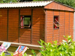 Camping Pas Cher vous présente avec son site Officiel campingpascher.fr, le Camping Les Bords De Loue classé 3 étoiles, situé sur la commune de Parcey dans le département Jura (Franche Comté) en France. Le camping Les Bords De Loue, vous présente un hébergement de type chalet de 24 m² pour 1 personne. Le camping Les Bords De Loue vous propose du lundi 01 juin au lundi 08 juin 2026 pour 7 nuits à 266€. Cette location propose 64 dates différentes pour réserver votre séjour. Découvrez également les 12 autres gammes d'hébergements du camping. Les Avis clients pour le Camping Les Bords De Loue sont excellents avec une note moyenne de 8 sur 10. Rivière, Piscine chauffée, Piscine extérieure, Animation enfants, Animations familiales, Aire de jeux enfants, Baby-foot, Canoë-kayak, Court de tennis, Cyclisme, Golf, Parcours sportif, Ping-pong, Pétanque, Randonnée, Structure gonflable enfants, Terrain de badminton, Terrain de volley-ball, Bar, Boulangerie, Brasserie, Bureau de tabac, Dépôt de pain, Plats à emporter, Restaurant, Snack/Bar, Station-service, Épicerie,... En savoir plus : cliquez-ICI.